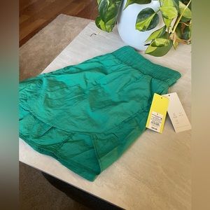 NWT All In Motion Women’s Green Crinkle Tulip High Rise 3” Shorts